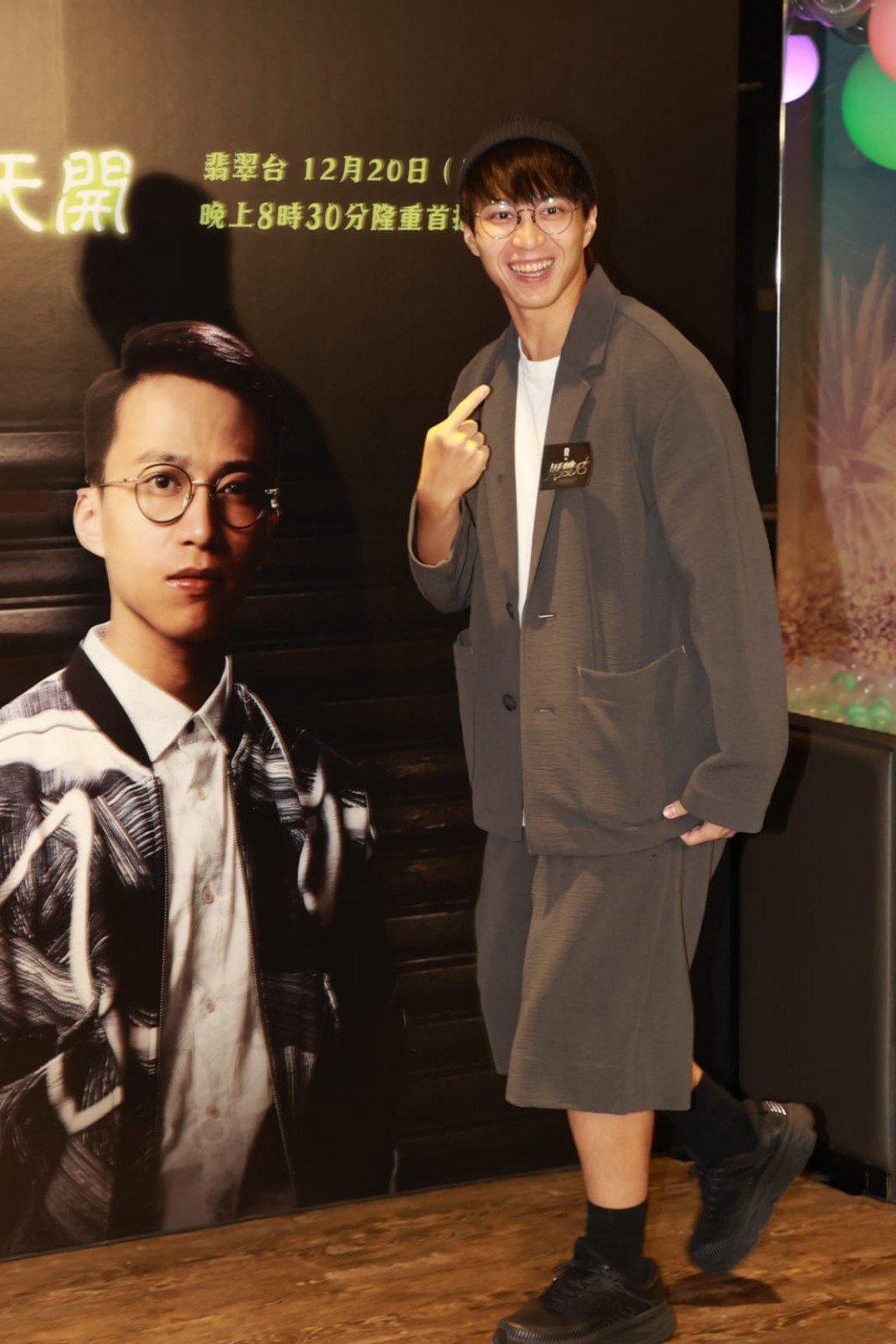 对于「最佳主持」被踢出10强外，坤哥希望大家投拍档周奕玮一票。