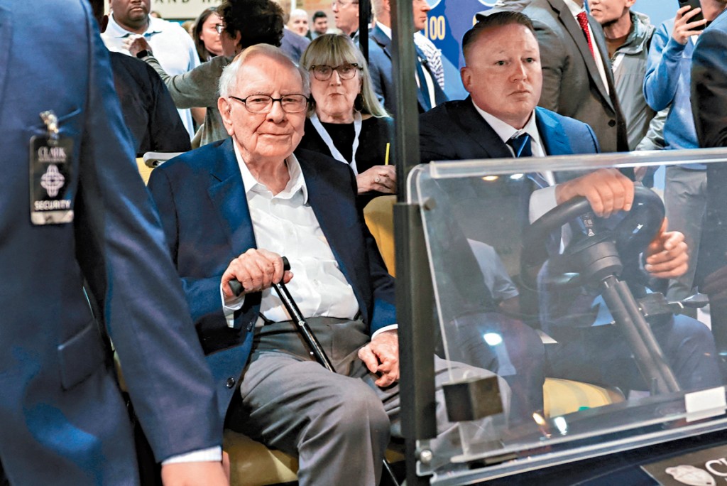 巴菲特2013年曾透露其遺產規劃，表示若自己較太太早離世，建議她將九成資產投入標指ETF上，餘下一成投資短期美國債券，這是對於不熟悉投資的人而言，最簡單及穩健的投資方式。