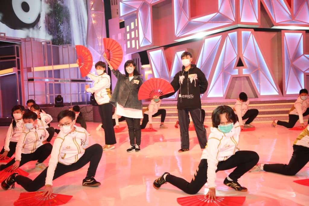 除姊妹檔外，還跟20多名小朋友一同表演。