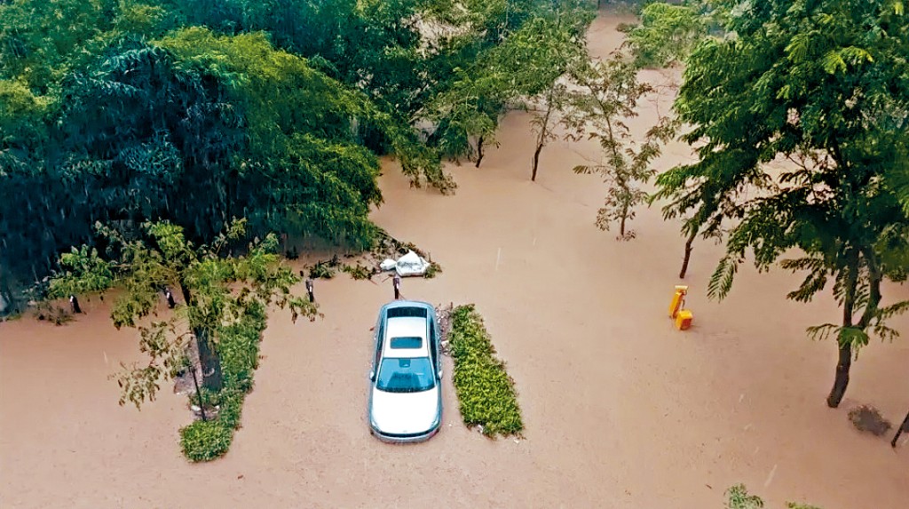 五指山暴雨導致部分街道淹水嚴重。