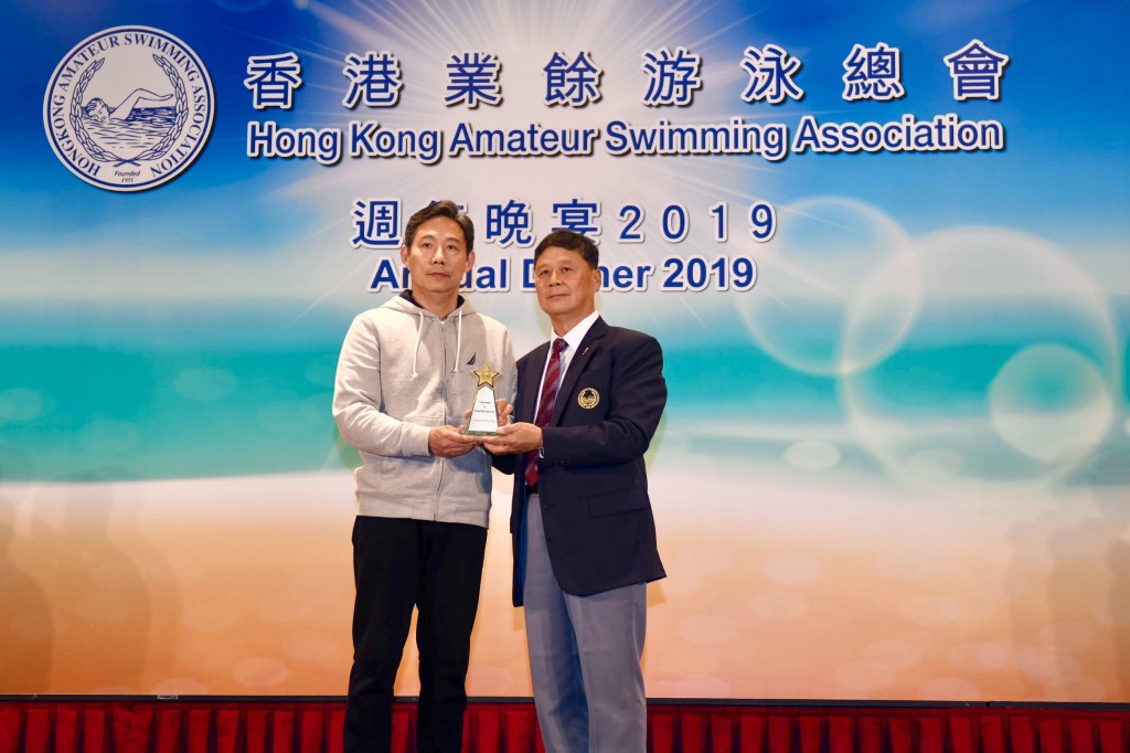 泳總向杜敬謙追頒嘉許獎,由體院泳隊教練陳勤代領。梁柏琛攝