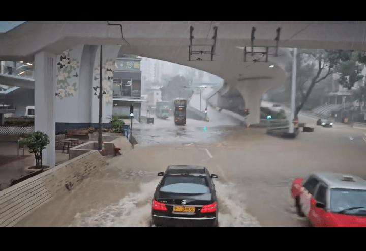 汽車涉水而行 汽車涉水而行