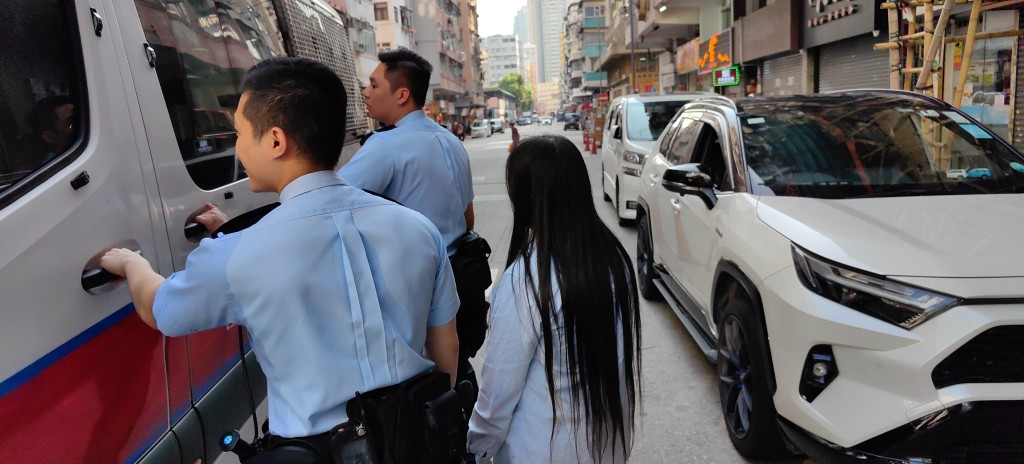 警方事后于黄竹街一单位带走一名女子，怀疑与案有关。
