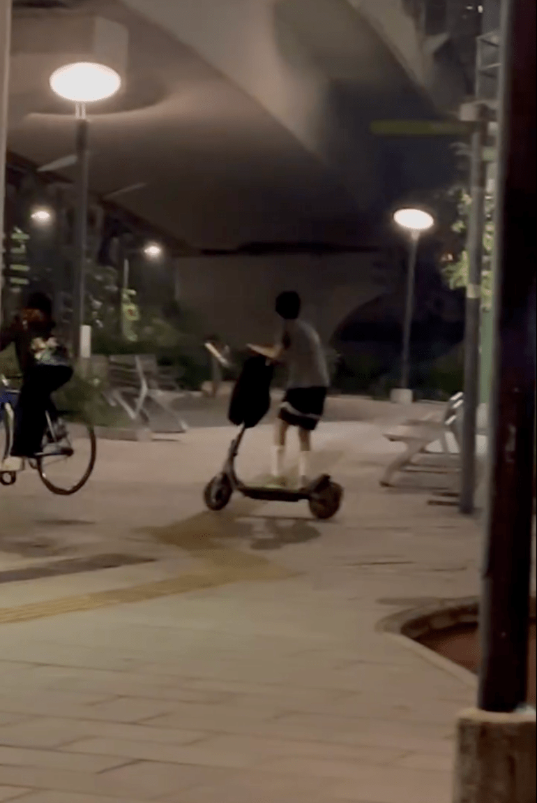 從網上影片可見，3名青少年其後騎著單車離去。