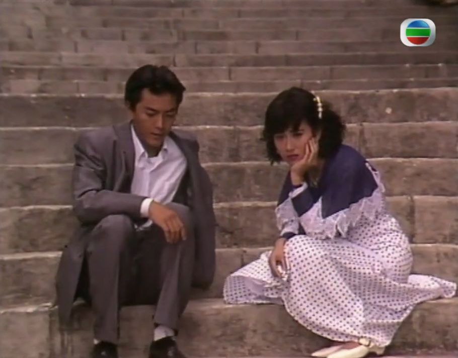 二人于1991年《月儿弯弯照九州》开始合作无间，陈松伶大唱怀旧金曲，更与剧中饰演富家少爷的郑伊健相恋。