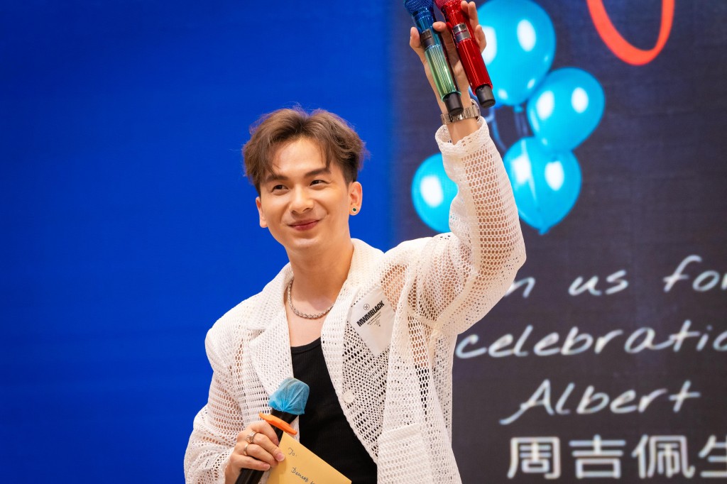 歌迷送上「私家咪」作為生日禮物，寓意周吉佩的歌聲能響遍全世界。