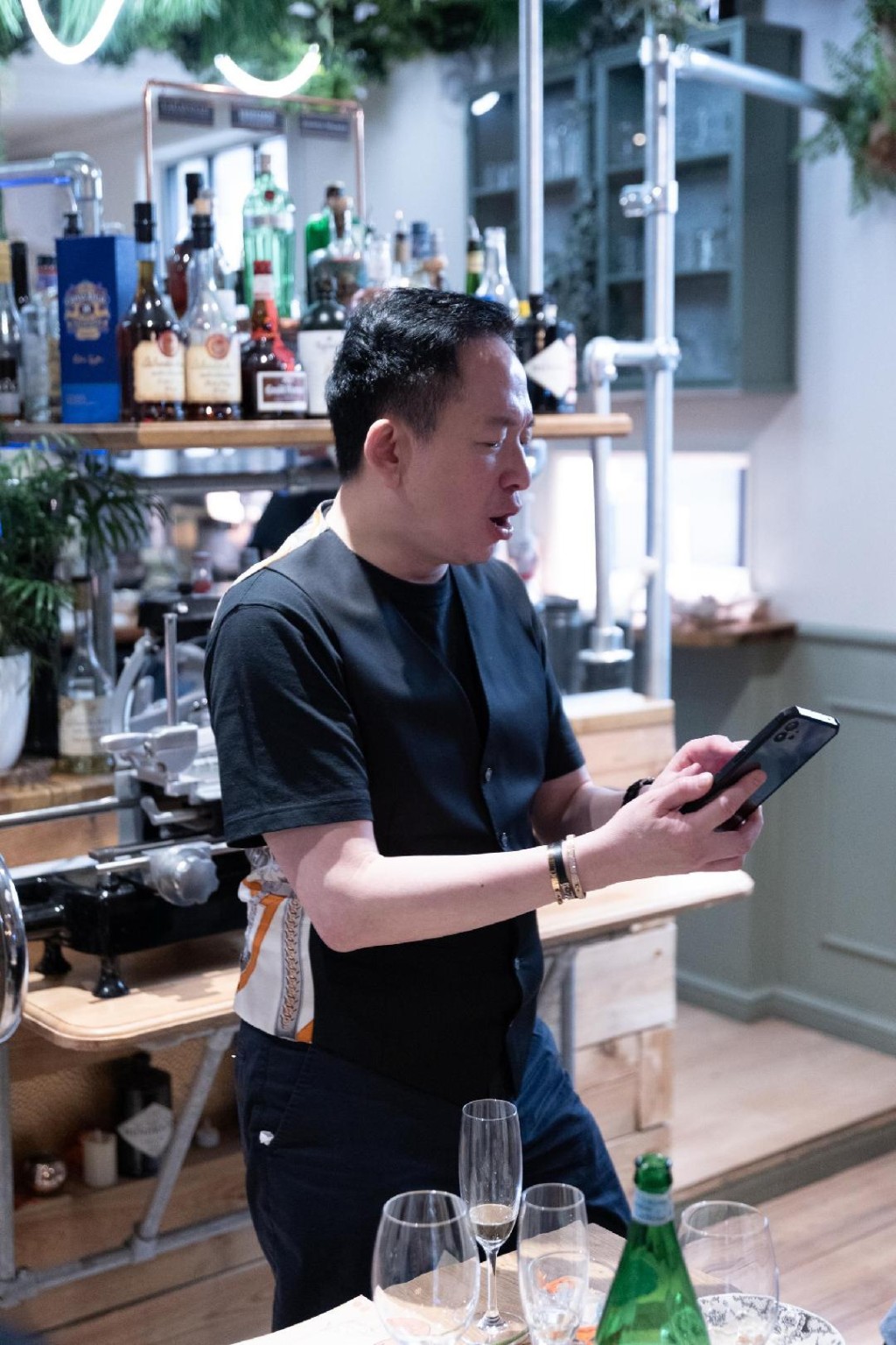 Jeffrey飯後高歌助慶。