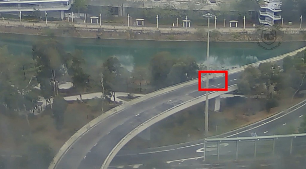 電單車滑行數十米始停下。 電單車滑行數十米始停下。