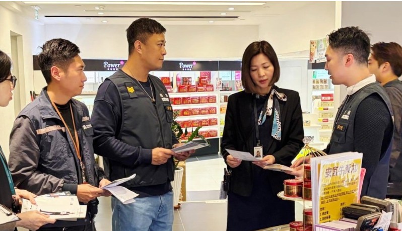 旅監局早前聯同香港海關巡查尖沙咀及紅磡等旅遊熱點商店,提醒旅客訪港旅遊及商戶接待時的注意事項,加強保障入境旅行團旅客的權益。 旅監局早前聯同香港海關巡查尖沙咀及紅磡等旅遊熱點商店,提醒旅客訪港旅遊及商戶接待時的注意事項,加強保障入境旅行團旅客的權益。