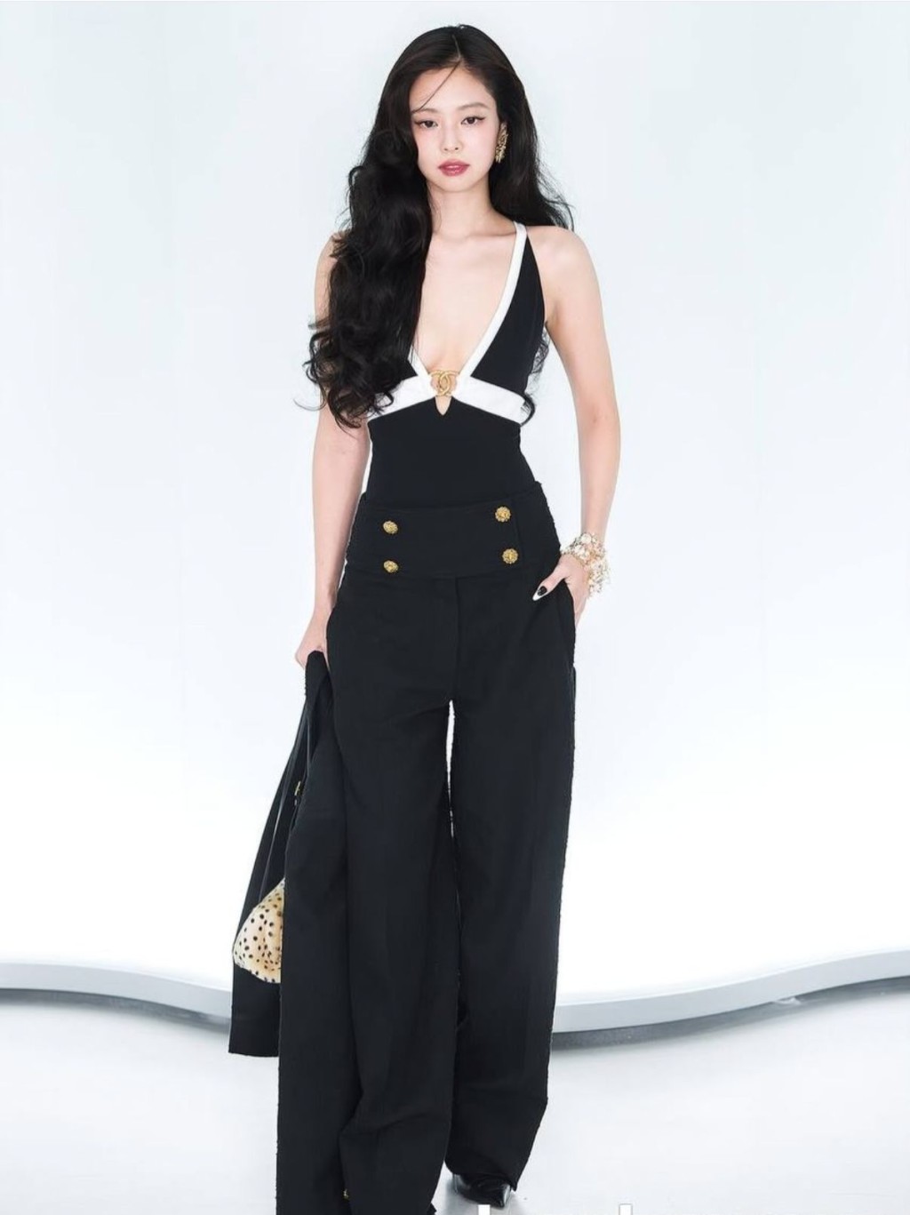 Jennie日前在時裝騷再與舊愛GD同場，成為熱話。
