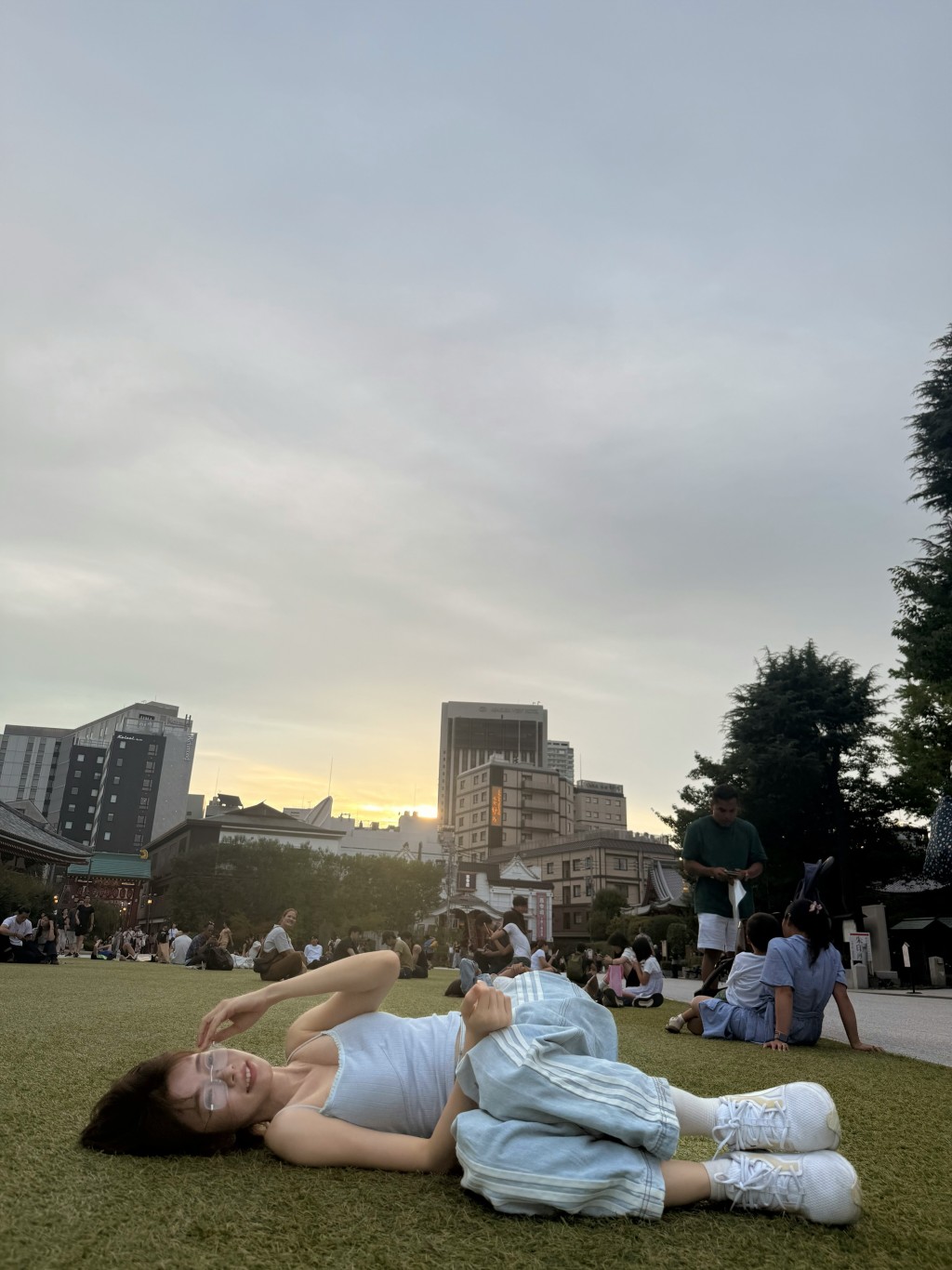 在草地上享受悠閒時光,林明禎展現慵懶一面。 在草地上享受悠閒時光,林明禎展現慵懶一面。