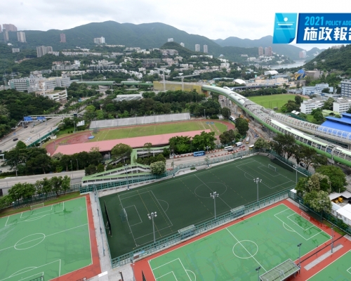 香港仔運動場現時座位約有7000至8000個。