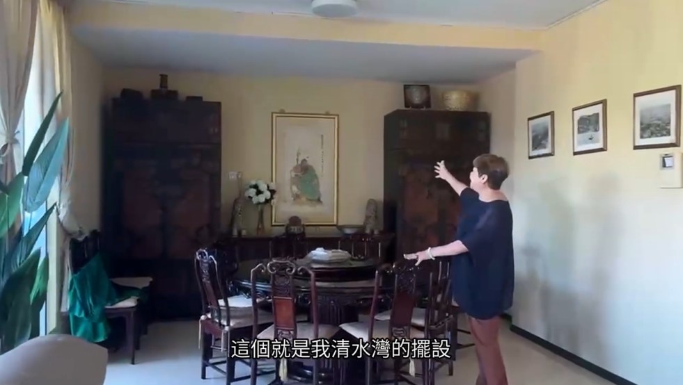 肥媽指這些傢具是從以往清水灣大宅中搬過來。 肥媽指這些傢具是從以往清水灣大宅中搬過來。