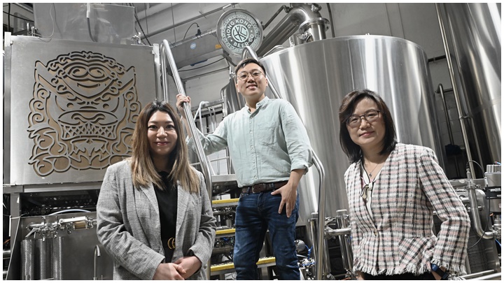 創科署推工業化資助計劃，左起：香港啤酒公司總經理馬藝嘉、專業釀酒師杜景琛及創科署前署長潘婷婷。 褚樂琪攝