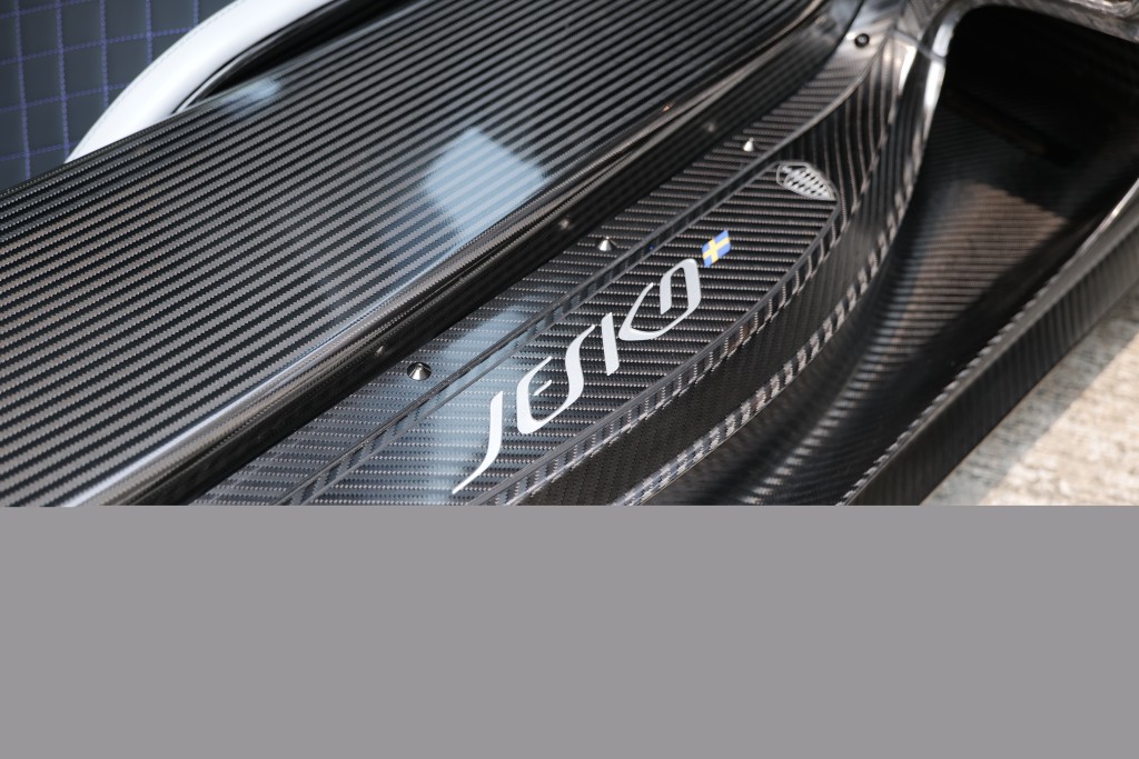 Koenigsegg Jesko Attack全碳纤维底盘及车身等均是In-house自家研发及人手制造。