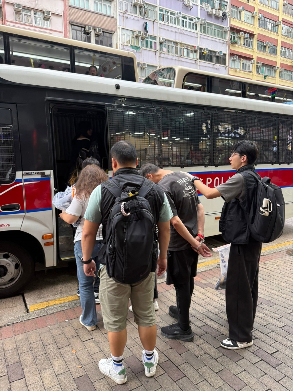 警方共拘捕8名男女,包括一名45歲男主持。警方提供 警方共拘捕8名男女,包括一名45歲男主持。警方提供