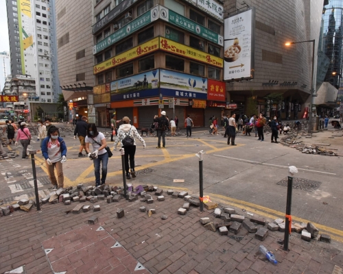 市民自發幫手將磚塊拾回路旁。
