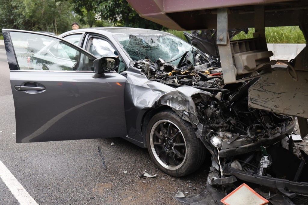 私家車車頭直插泥頭車車斗下方，車頭盡毀，近乎粉碎如廢鐵。讀者提供