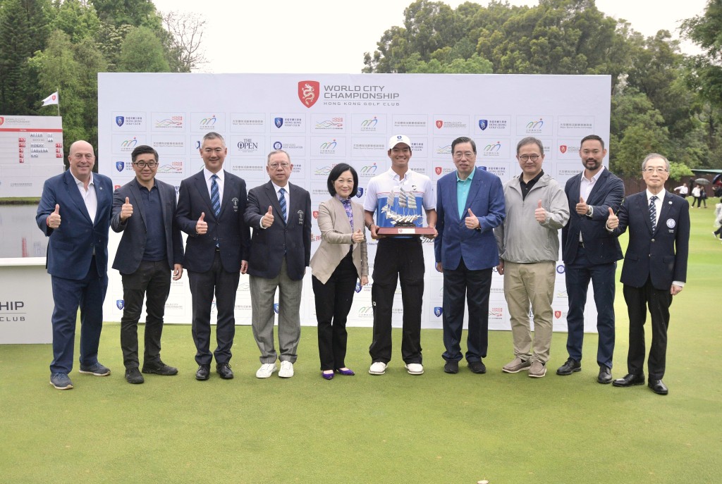 國際都會高爾夫球錦標賽，許龍一（右5）在主場奪冠，林建岳、葉劉淑儀、梁君彥等人齊祝賀。陳浩元攝。