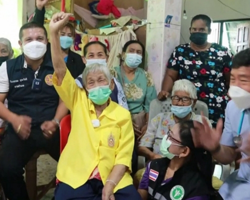 泰國婆婆臥牀3年，接種新冠疫苗後竟現奇蹟「行得返」。