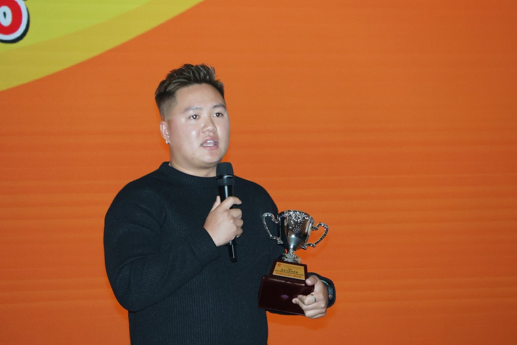 陳梓軒教練獲頒「最佳分齡教練獎」。徐嘉華攝 陳梓軒教練獲頒「最佳分齡教練獎」。徐嘉華攝