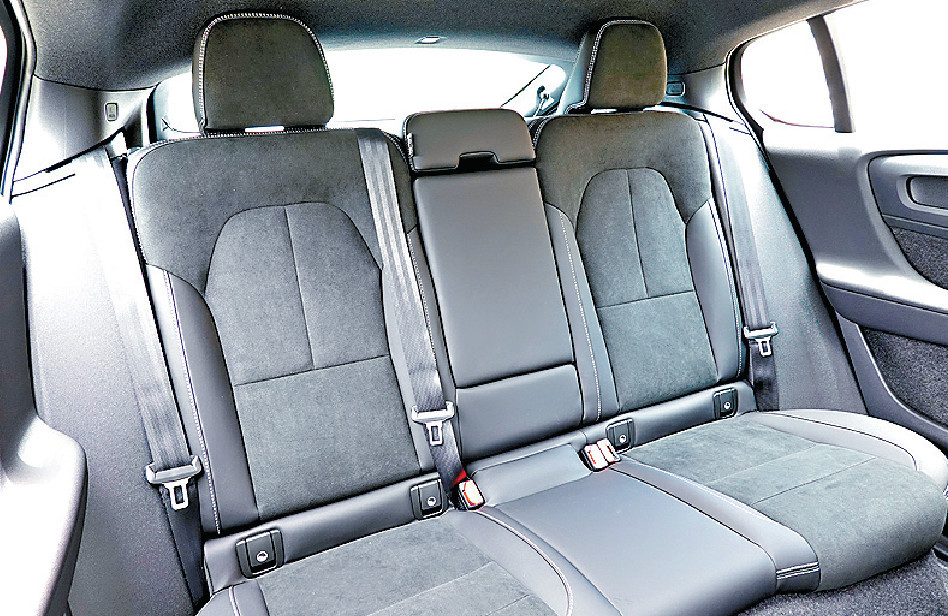 ■後排座背較傾斜,加上大面積玻璃頂,減輕壓逼感。 ■後排座背較傾斜,加上大面積玻璃頂,減輕壓逼感。