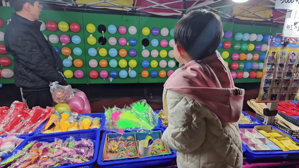 南韩男童夜市射气球“一镖中5球”。 IG