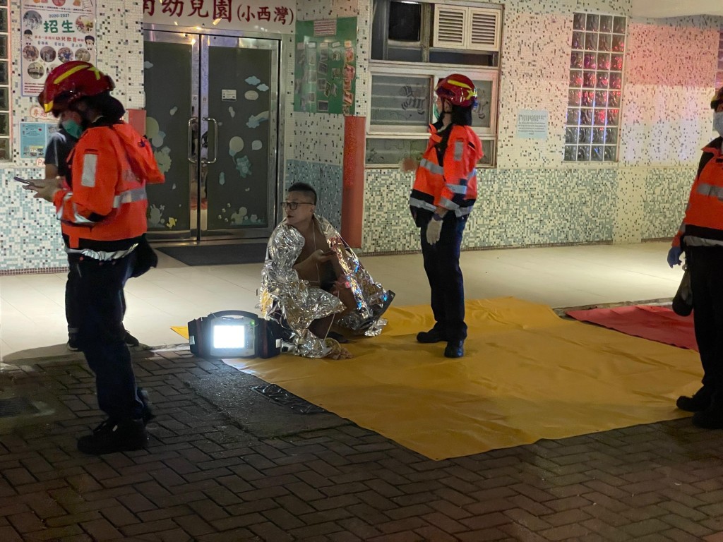 有住戶表示不適,要有救護員協助治理。 有住戶表示不適,要有救護員協助治理。