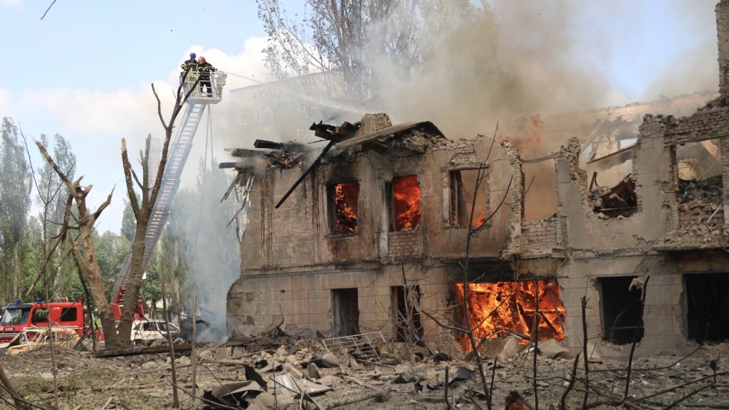 第聂伯罗（Dnipro）一间医疗诊所被俄罗斯导弹击中，建筑物受损起火。 美联社