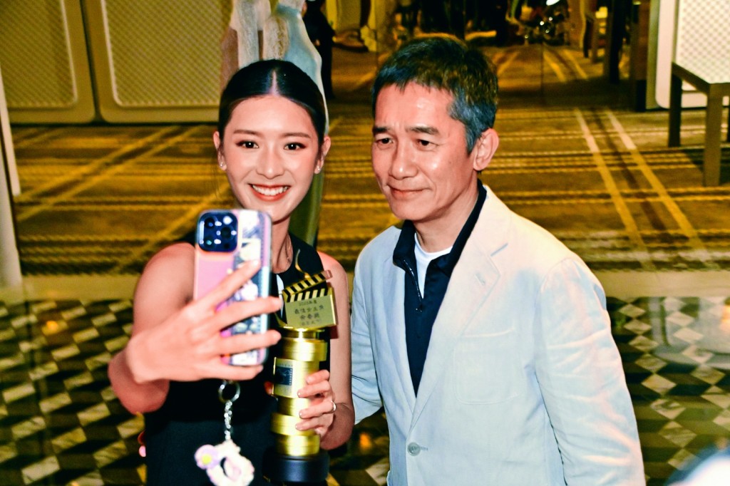 余香凝与伟仔已告拔头筹，在导演会年度大奖颁奖礼上封帝后。