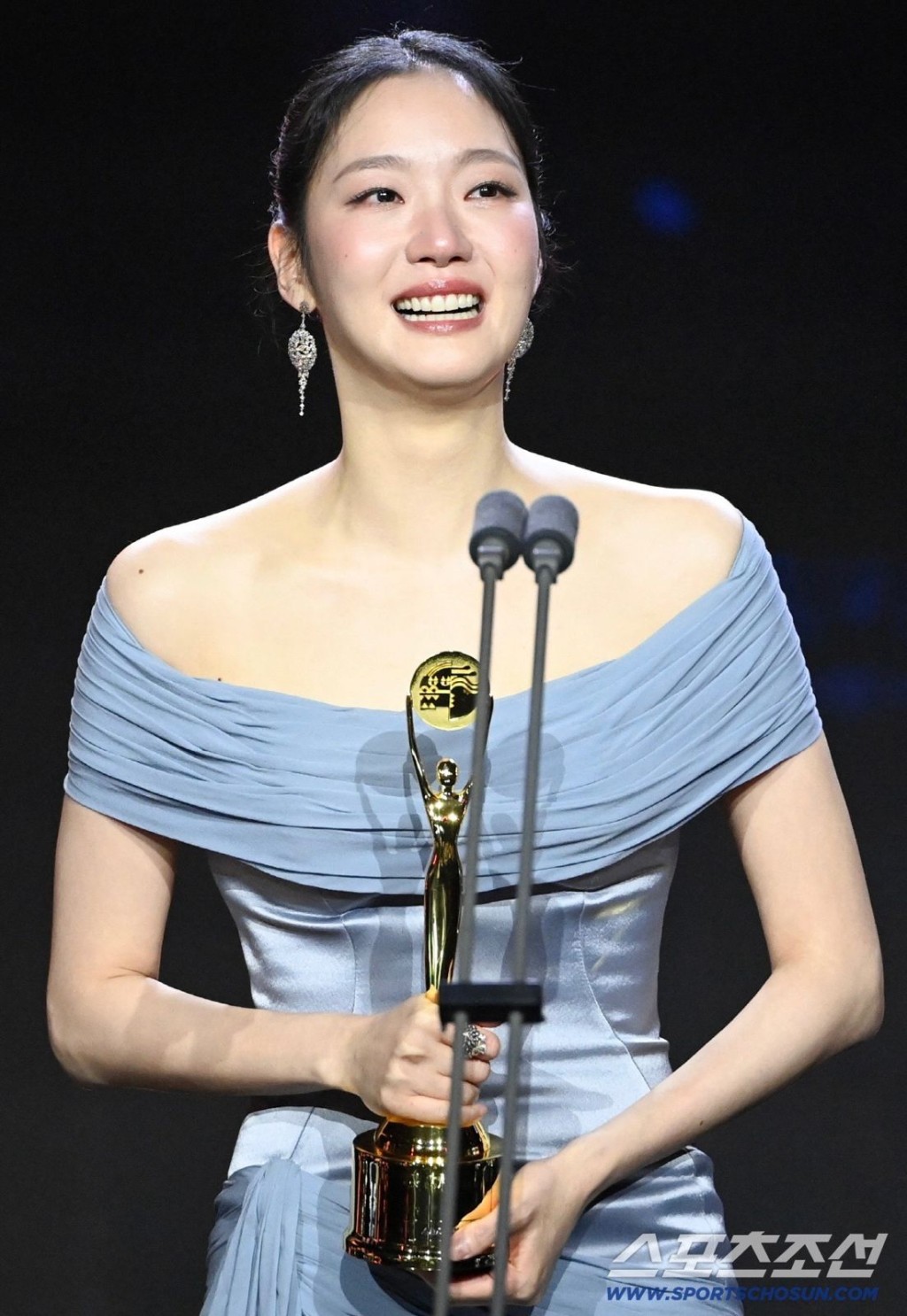 金高恩雖然失落視后,卻捧走全晚大奬「大賞」。 金高恩雖然失落視后,卻捧走全晚大奬「大賞」。