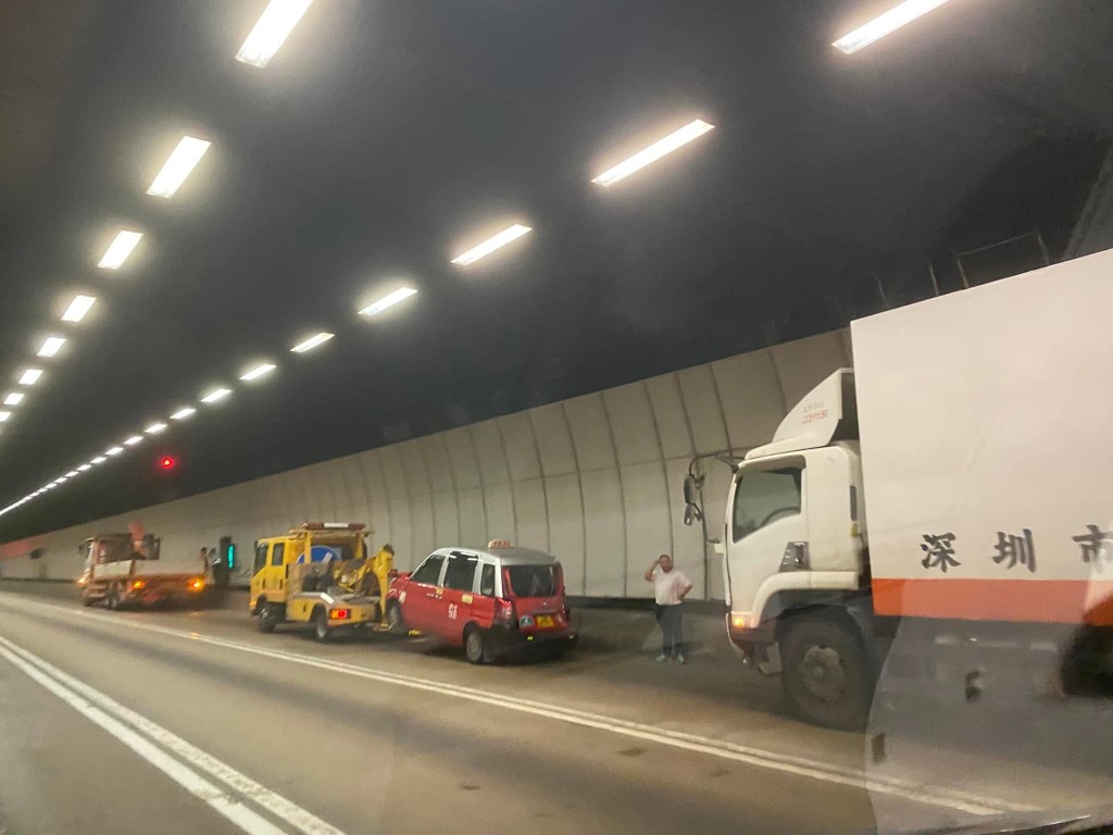 受損的士其後被拖走。FB:Perry Leung@車Cam L(香港群組) 受損的士其後被拖走。FB:Perry Leung@車Cam L(香港群組)