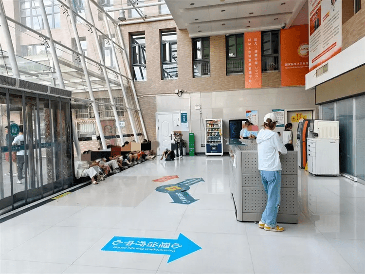 在西安市中心医院等检查结果的患儿及家长。 在西安市中心医院等检查结果的患儿及家长。