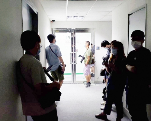 警方搜查香港民研黄竹坑总部。