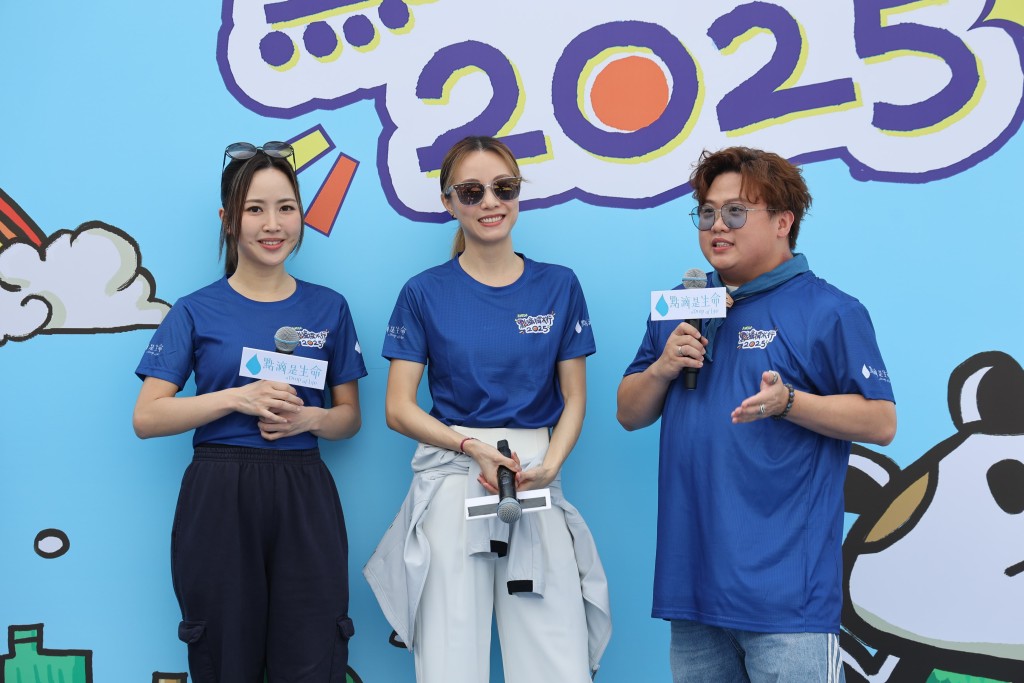 左起Kiri T、鄧麗欣與ERROR成員肥仔談近況。 左起Kiri T、鄧麗欣與ERROR成員肥仔談近況。