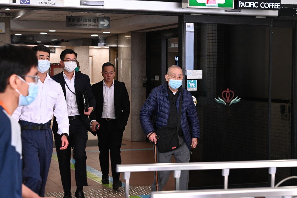 周一鸣到医院探望危殆的高级督察。