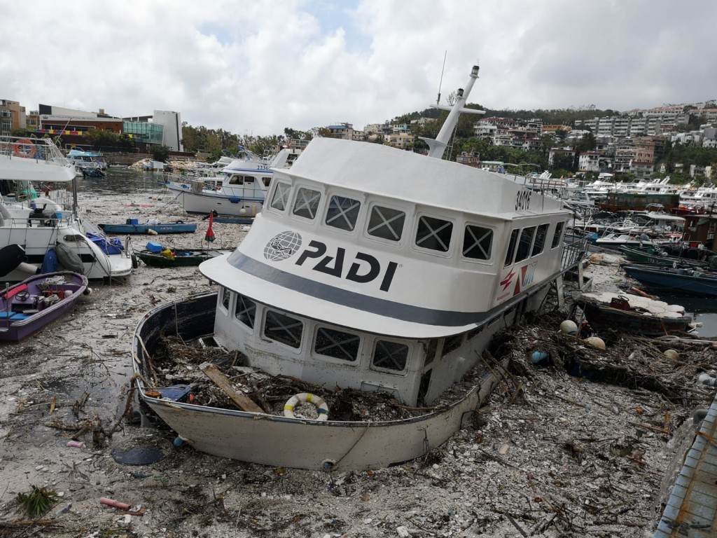 西貢碼頭海面遍佈垃圾。梁國峰攝