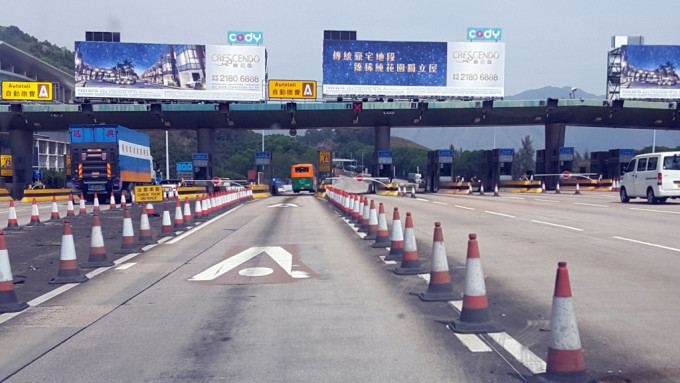 青朗公路收費站發生交通意外，男司機「吹波」超標被捕。資料圖片