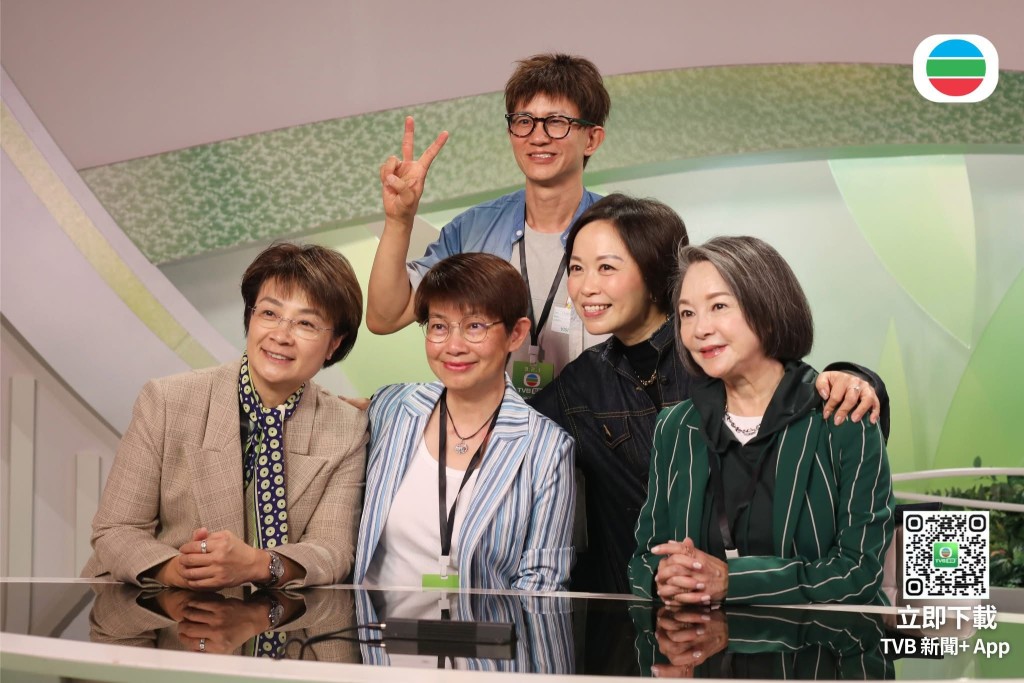 娛樂教母查小欣（右一）等坐上主播枱拍照。
