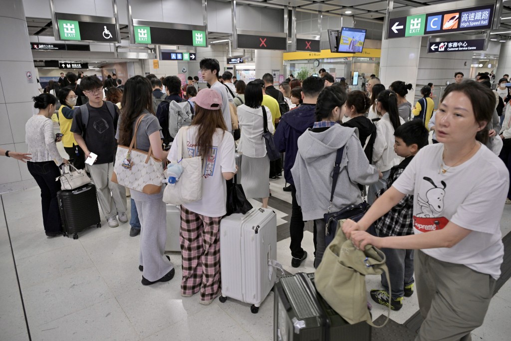 港鐵柯士甸站人潮湧動。