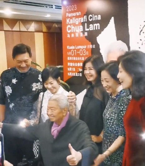 蔡瀾（前）在吉隆坡出席自己的《草草不工》慈善書法展開幕。