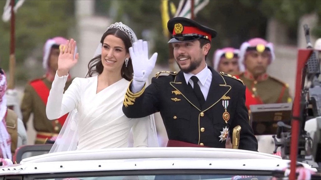 约旦皇储侯赛因（Prince Hussein）周四迎娶有沙特阿拉伯皇室血统的29岁建筑师拉杰瓦（Rajwa Alseif）。 路透社