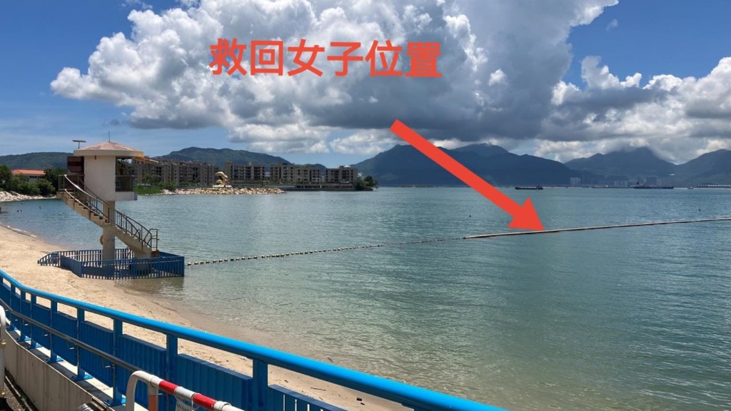 女事主身穿便服落水靠着防鯊網向深水行出去。港九拯溺員工會fb