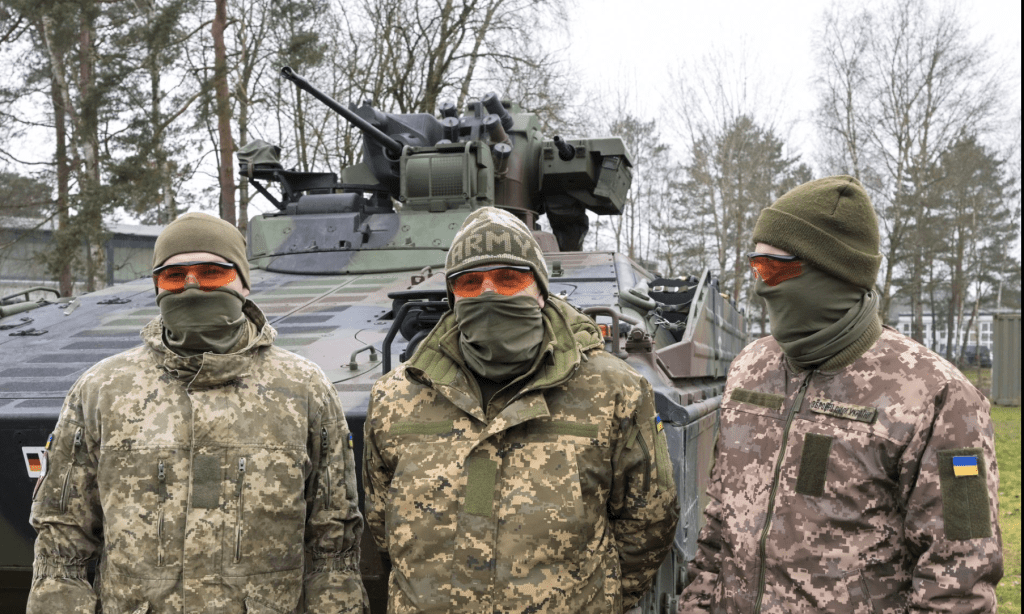在德国明斯特的德国联邦国防军基地，乌克兰士兵站在一辆装甲战车旁，他们正在接受豹2坦克训练。路透社