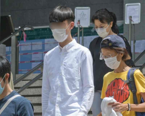被告鄭旨臻(白衣)。資料圖片