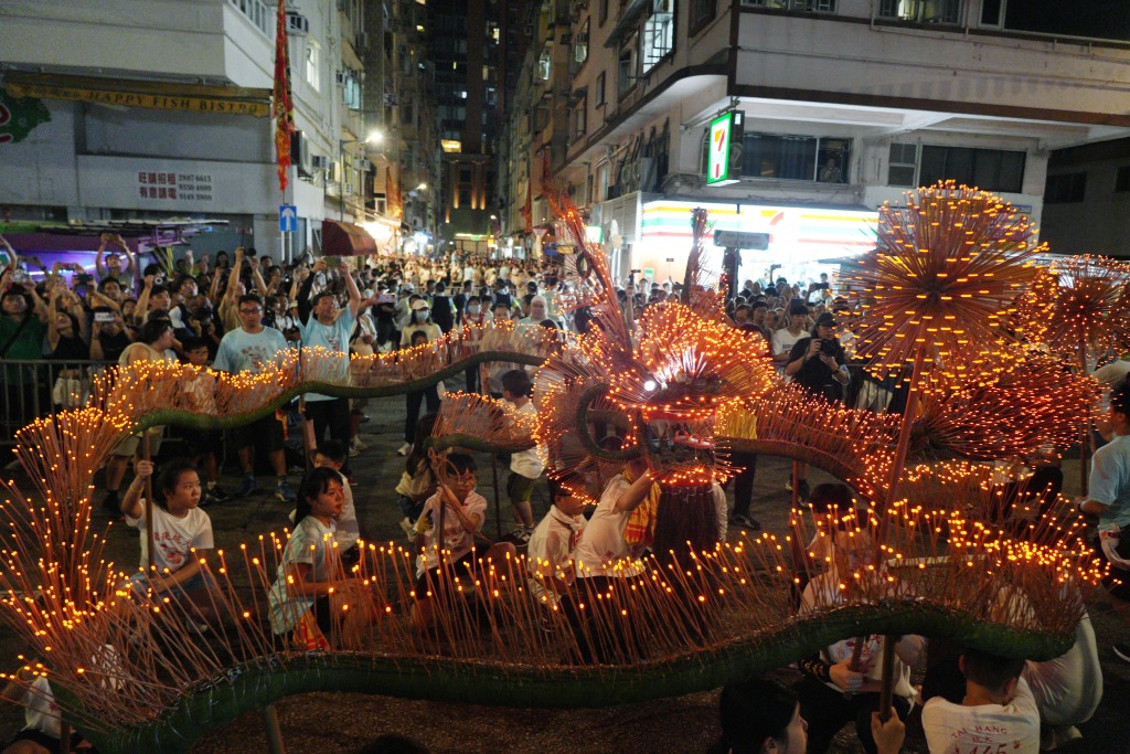 小火龍在大坑的大街小港遊走。歐樂年攝