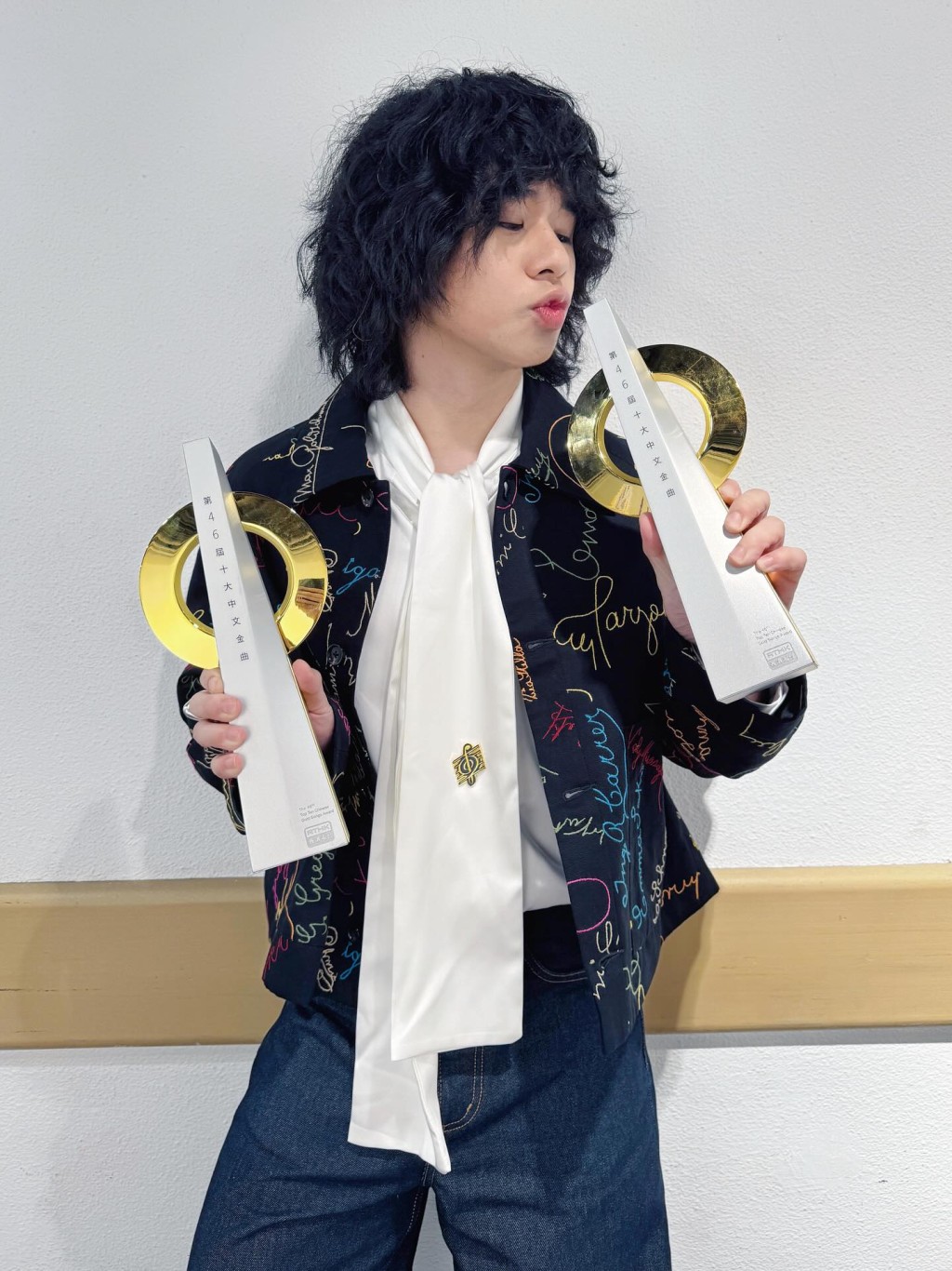 曾比特完約環球成功轉會爆炸頭男變爆肌鬈毛型男 獲新東家英皇發帖慶生粉絲狂賀：天大喜訊