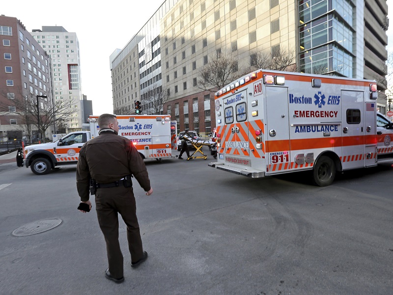 大批警員及救護車到場調查。AP