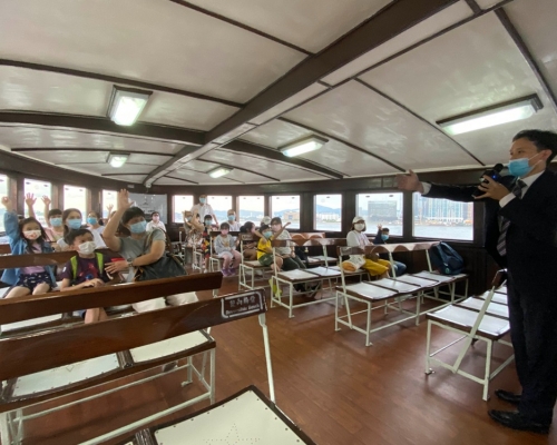 天星小輪於暑假期間舉辦了3次維港遊活動，邀基層兒童及家庭乘坐環保渡輪。