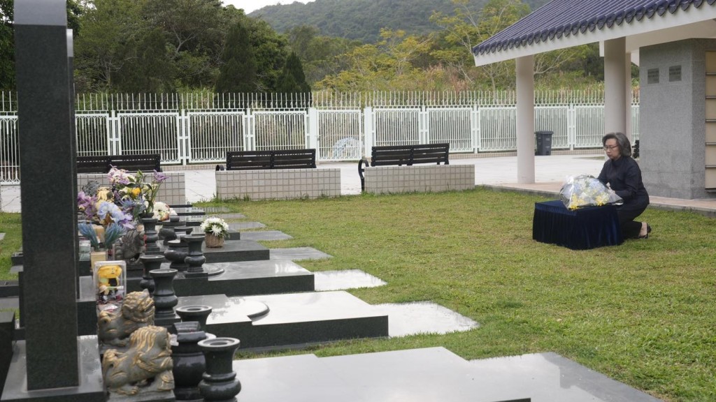 清明节︱杨何蓓茵到浩园拜祭殉职消防员何伟豪 「英勇无私铭记在我们心中」